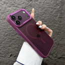 Capa Salv Case Posh roxa translúcida para iPhone, mostrada na mão com anel traseiro