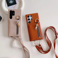 Capas Salv Case Crossbody Sunshine em rosa-claro e marrom, com porta-cartões, alça de mão e cordões