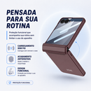 Capa Salv Case Max Magnetic marrom para Galaxy Z Flip, mostrada dobrada com proteção frontal